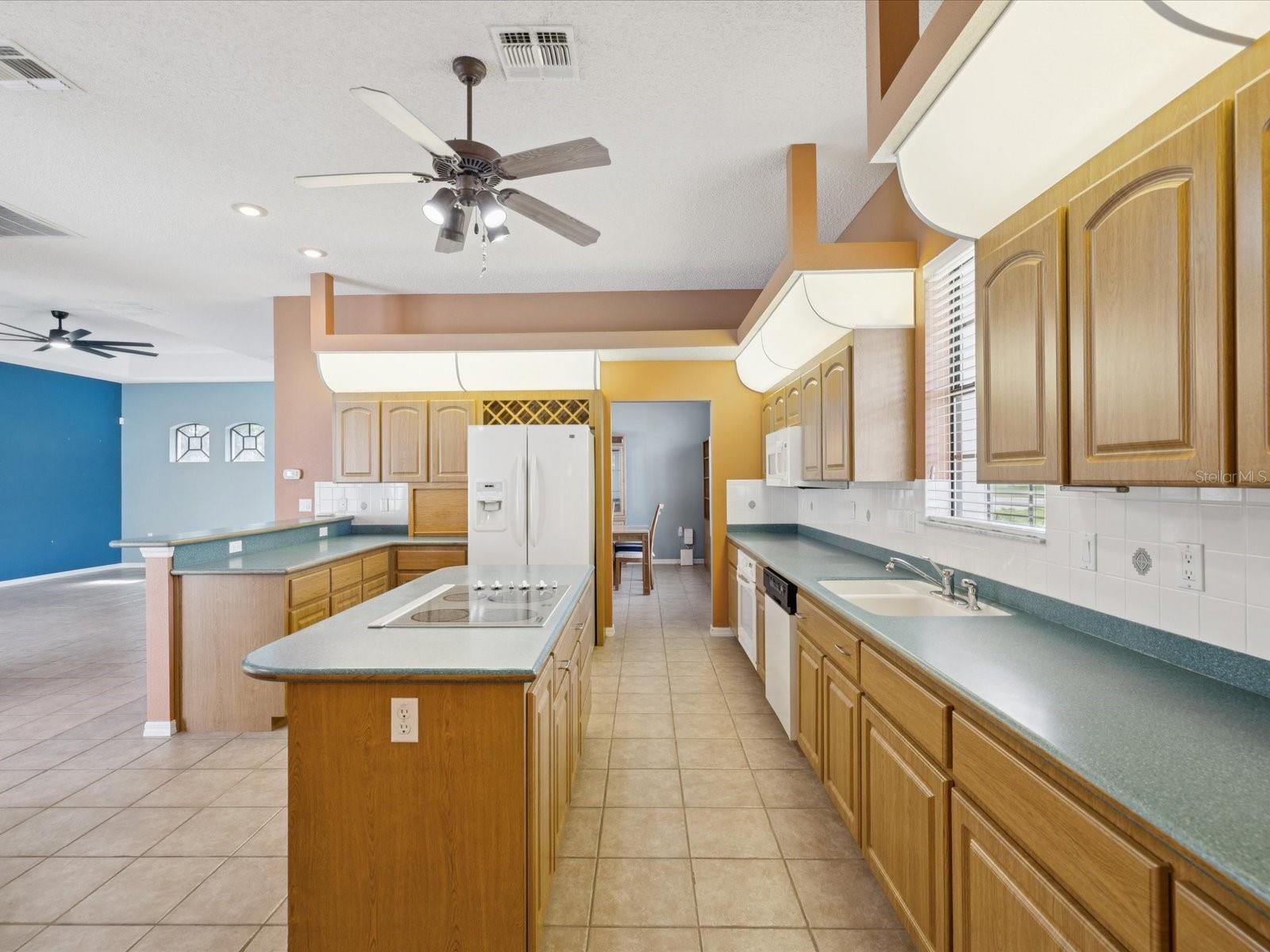 Image 9 of 66 For 13281 Don Loop