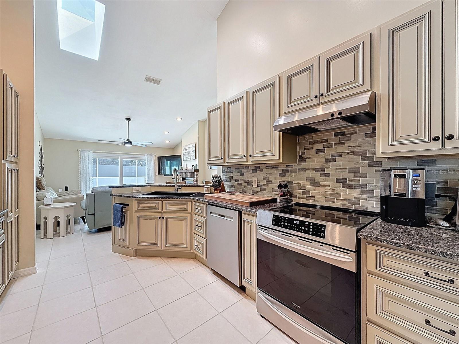 Image 11 of 80 For 1604 Gulf Beach Boulevard