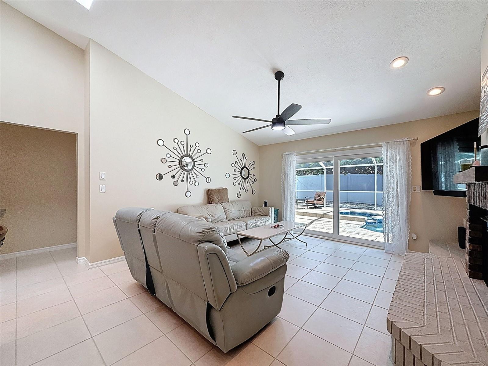 Image 18 of 80 For 1604 Gulf Beach Boulevard