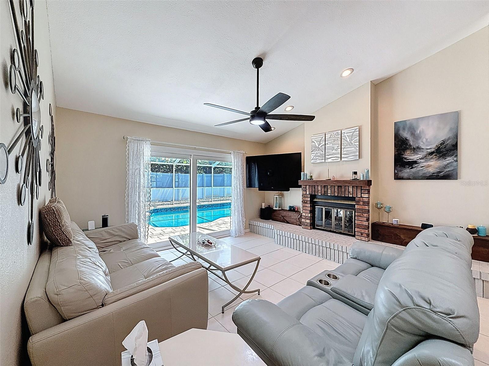 Image 19 of 80 For 1604 Gulf Beach Boulevard