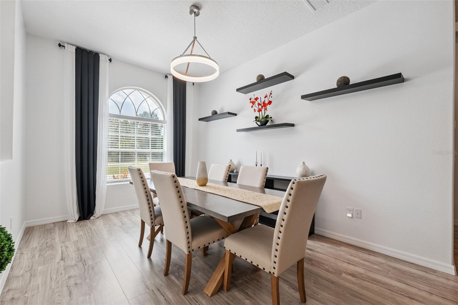 Listing photo id 12 for 18043 Palmdale Road