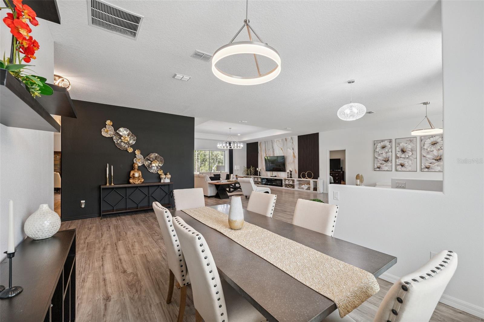 Listing photo id 13 for 18043 Palmdale Road