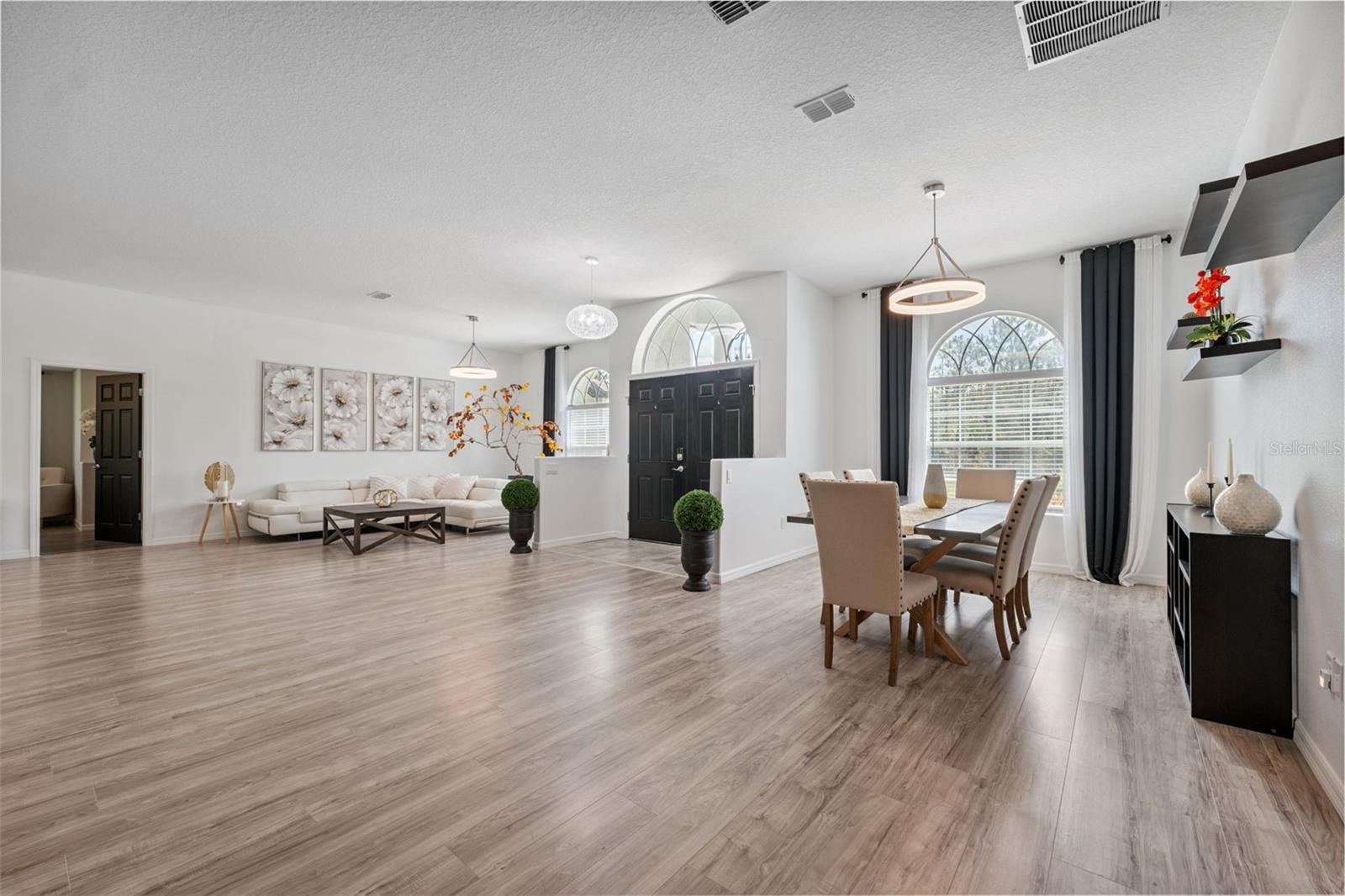 Listing photo id 14 for 18043 Palmdale Road