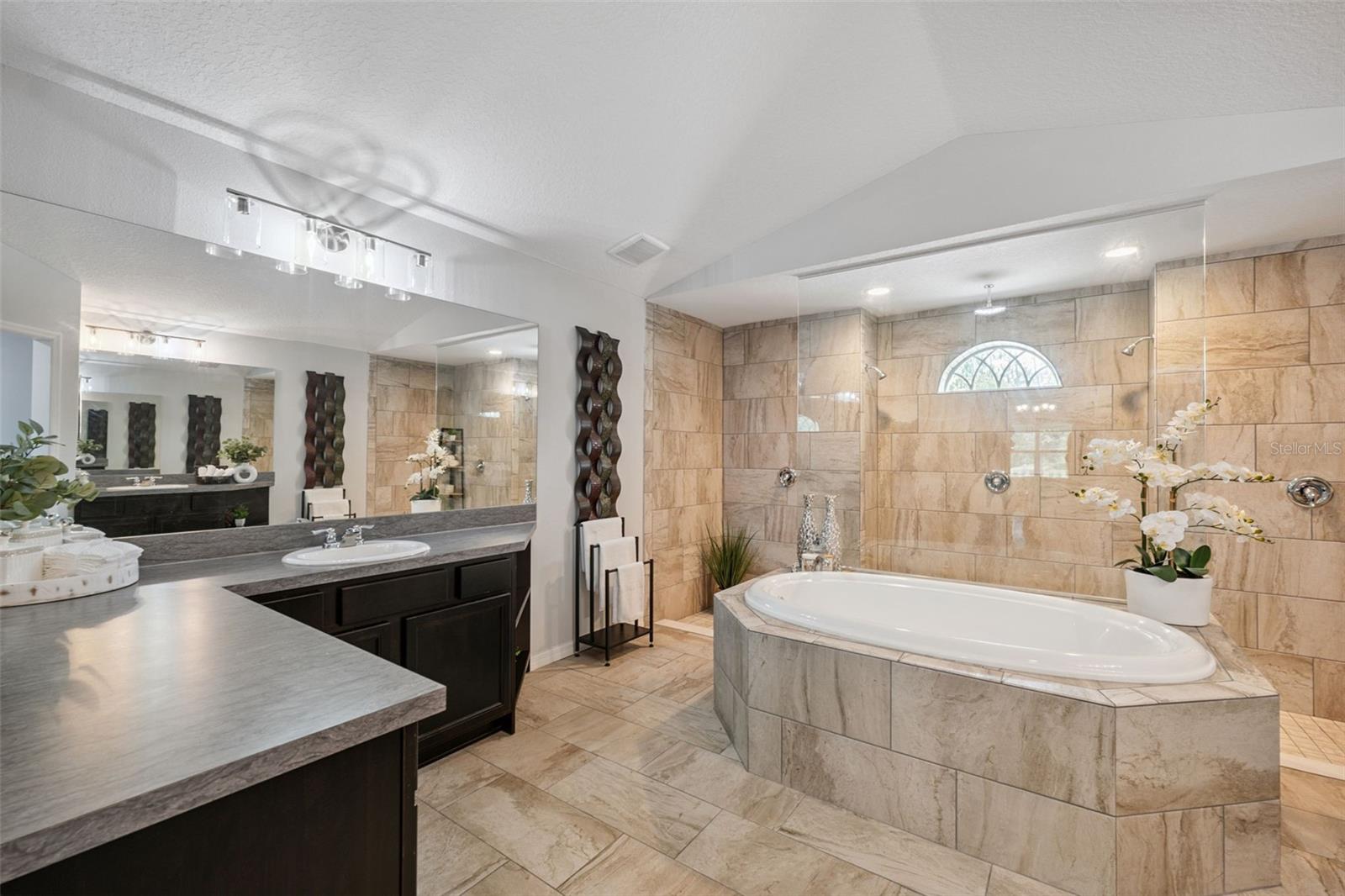 Listing photo id 33 for 18043 Palmdale Road