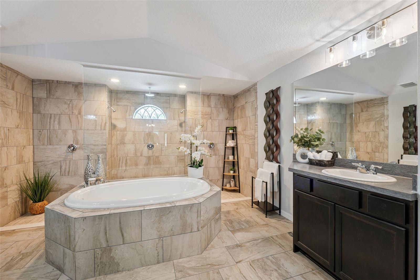 Listing photo id 34 for 18043 Palmdale Road