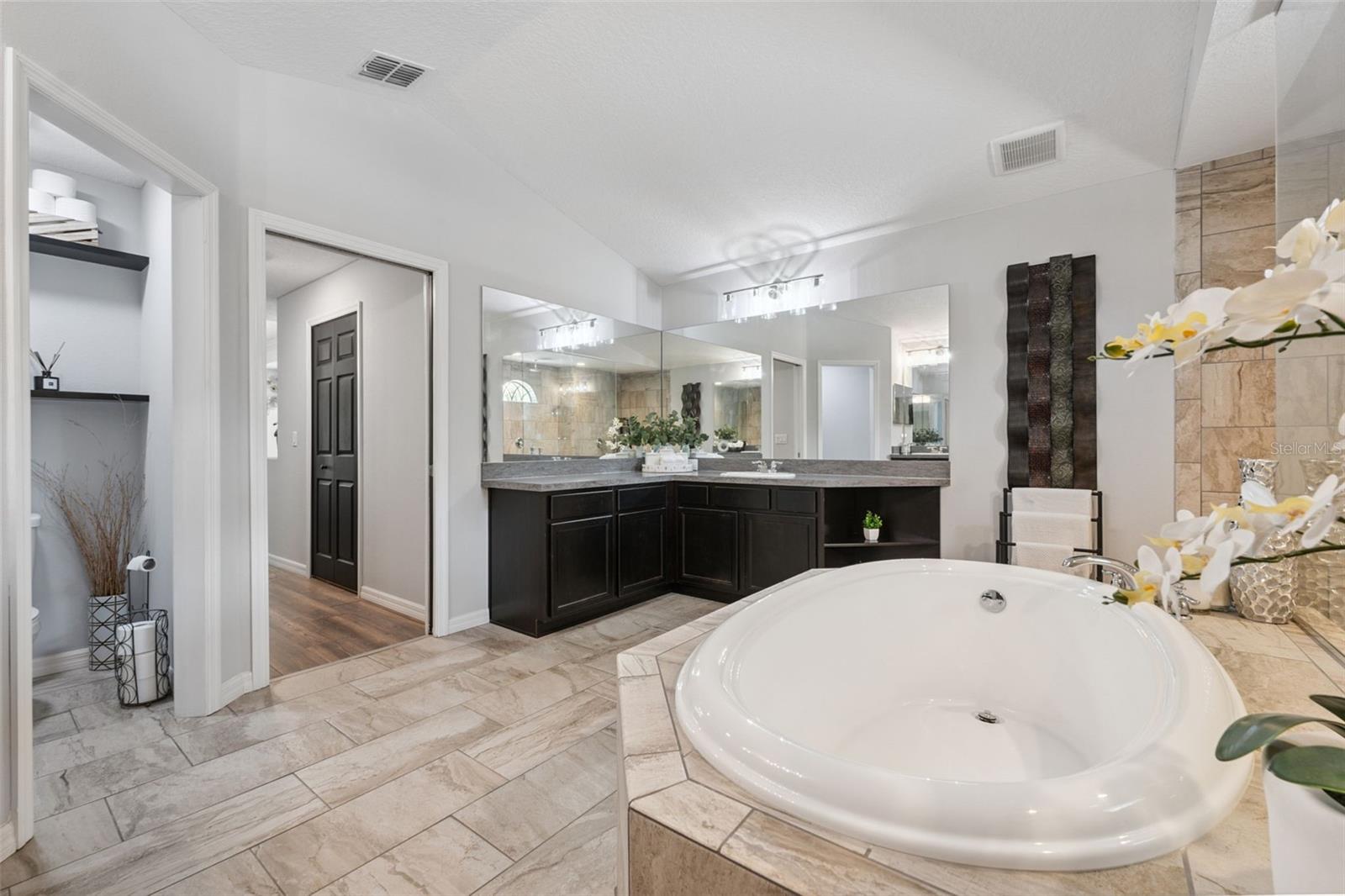 Listing photo id 35 for 18043 Palmdale Road