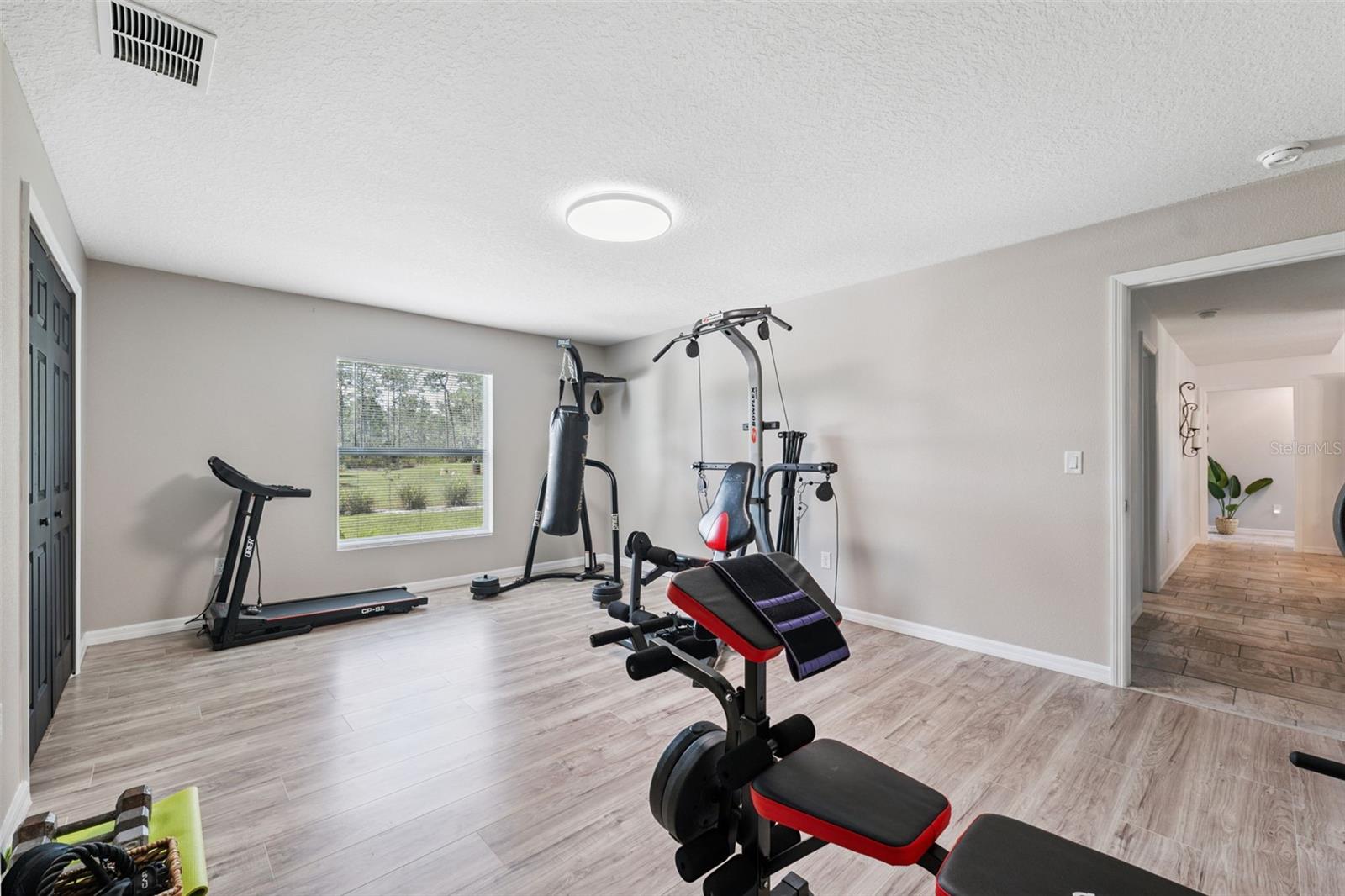 Listing photo id 37 for 18043 Palmdale Road