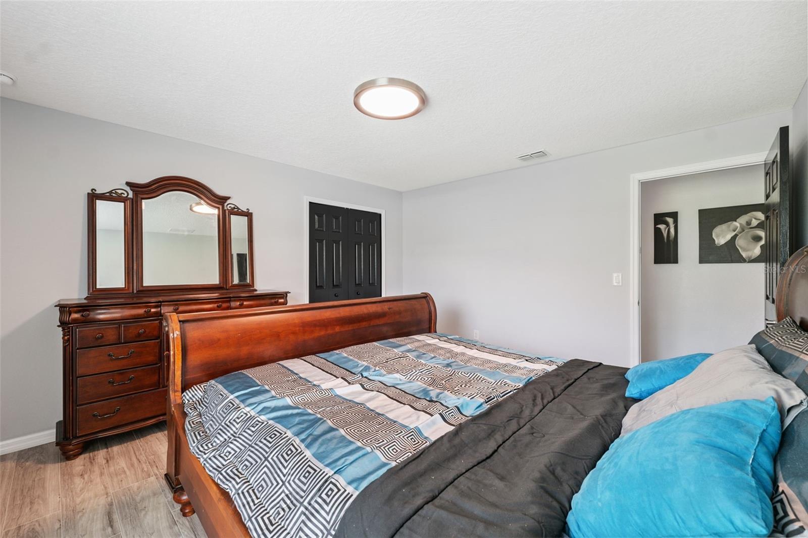 Listing photo id 40 for 18043 Palmdale Road