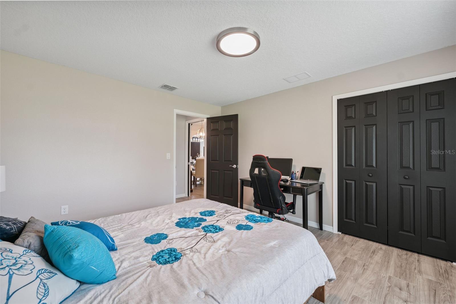 Listing photo id 43 for 18043 Palmdale Road