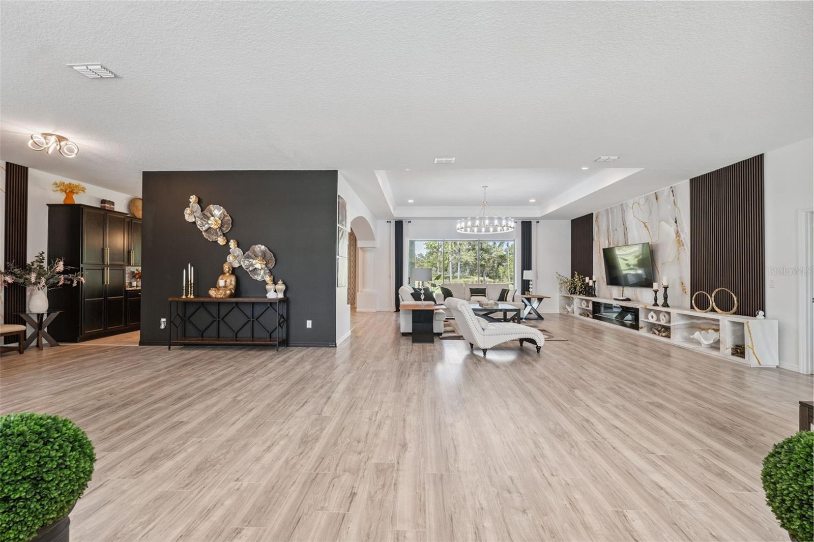 Listing photo id 5 for 18043 Palmdale Road