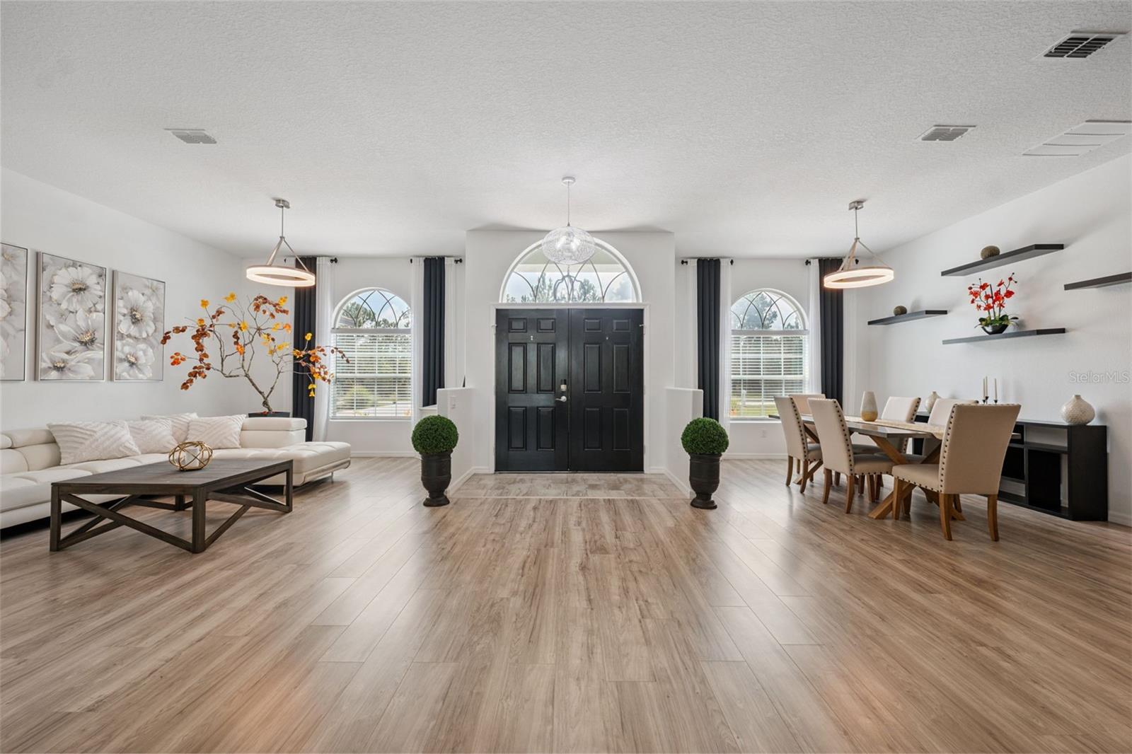 Listing photo id 6 for 18043 Palmdale Road