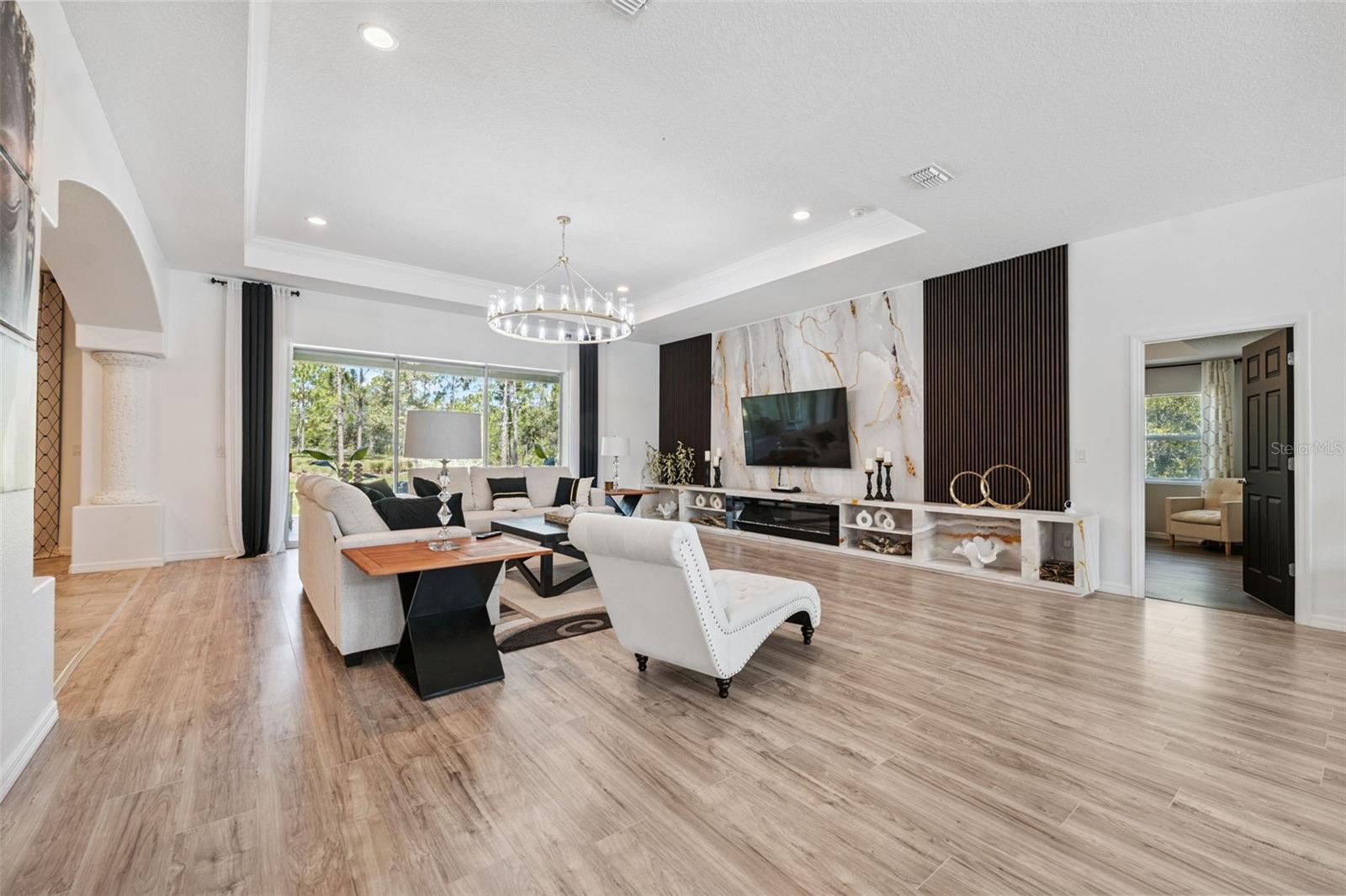 Listing photo id 7 for 18043 Palmdale Road