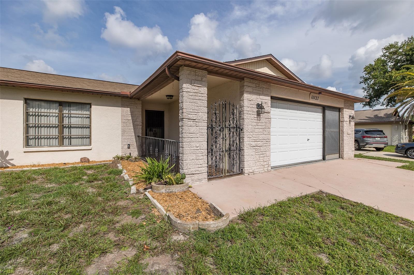 Listing photo id 1 for 11127 Water Oak Drive