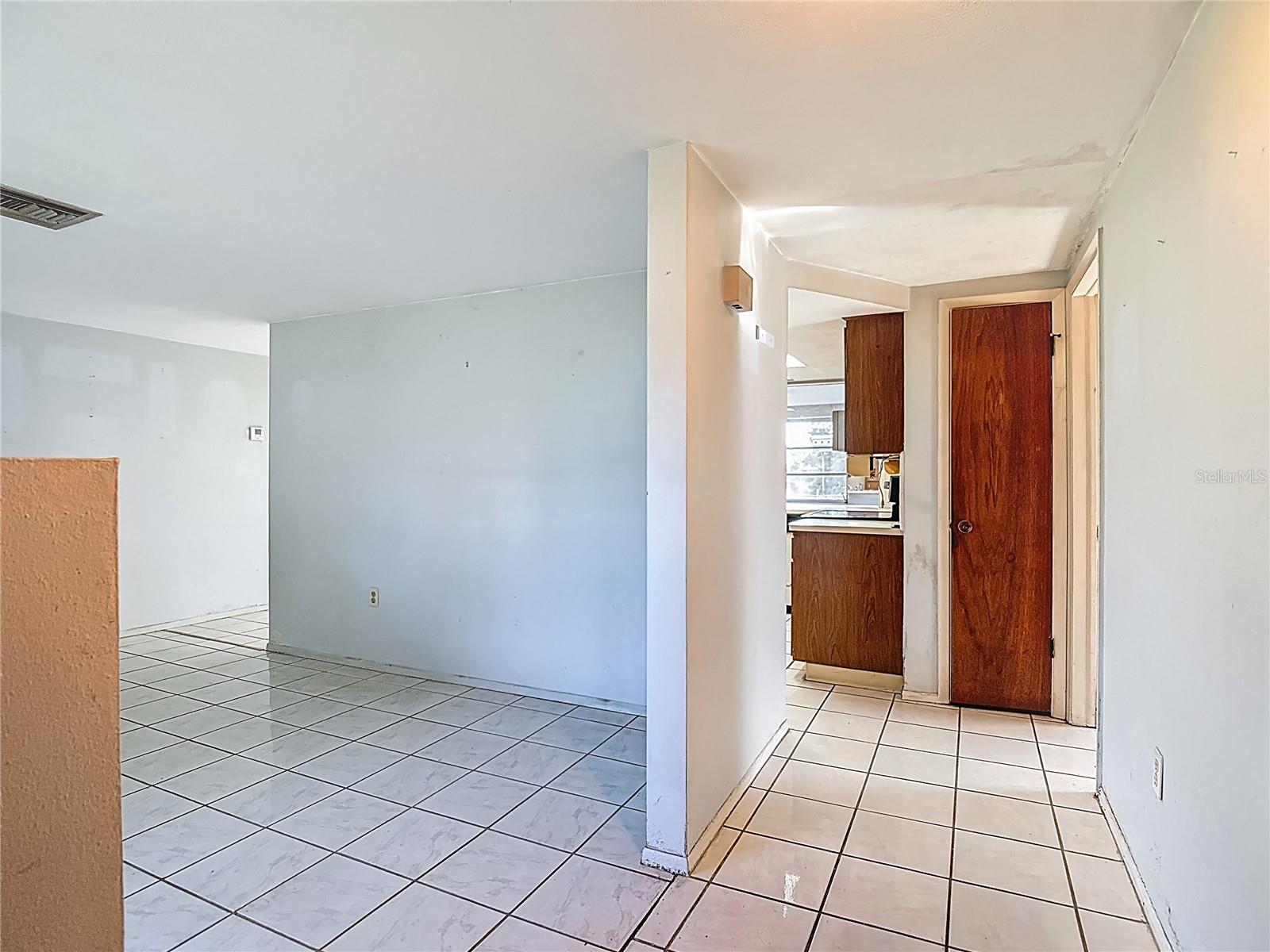 Listing photo id 11 for 7109 Kapp Court
