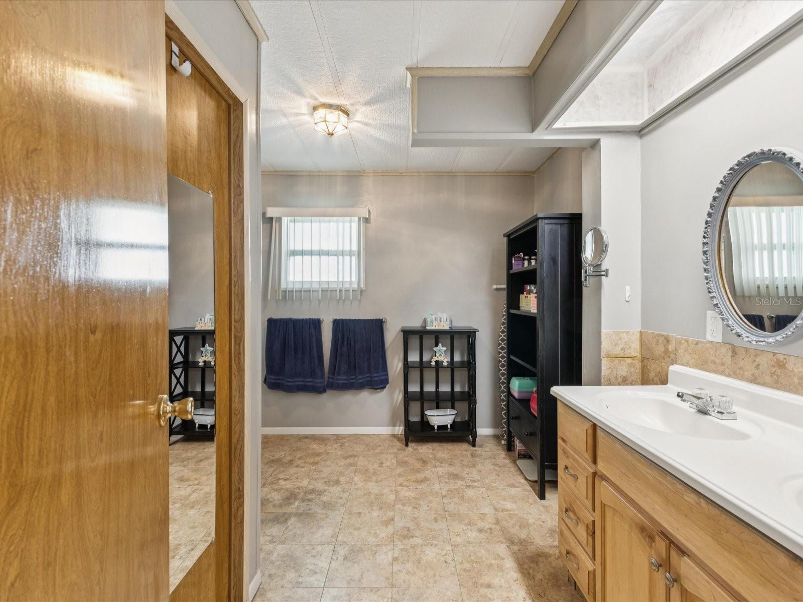 Image 18 of 47 For 14292 Adair Street
