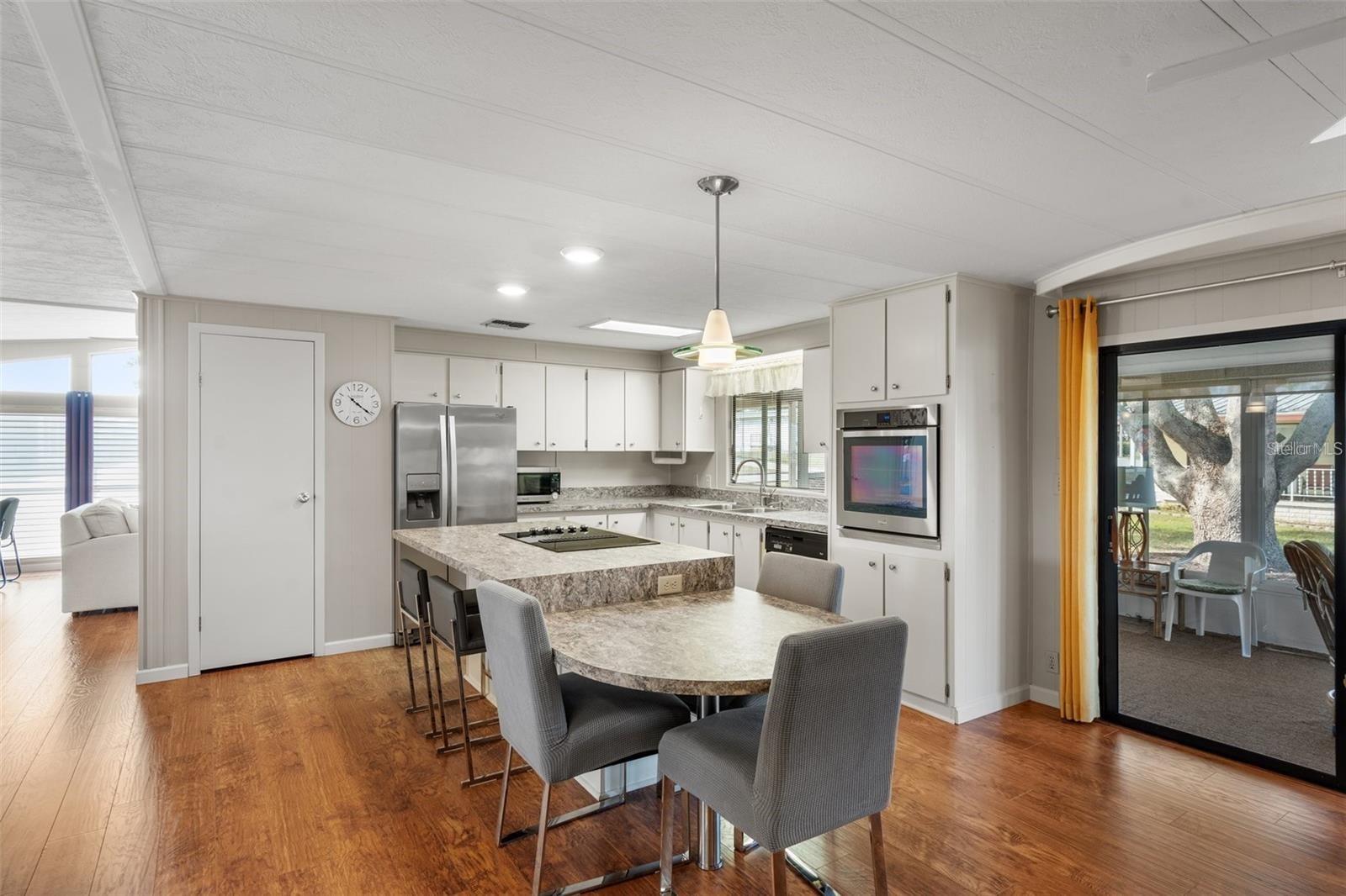 Listing photo id 12 for 14327 Starcross Street