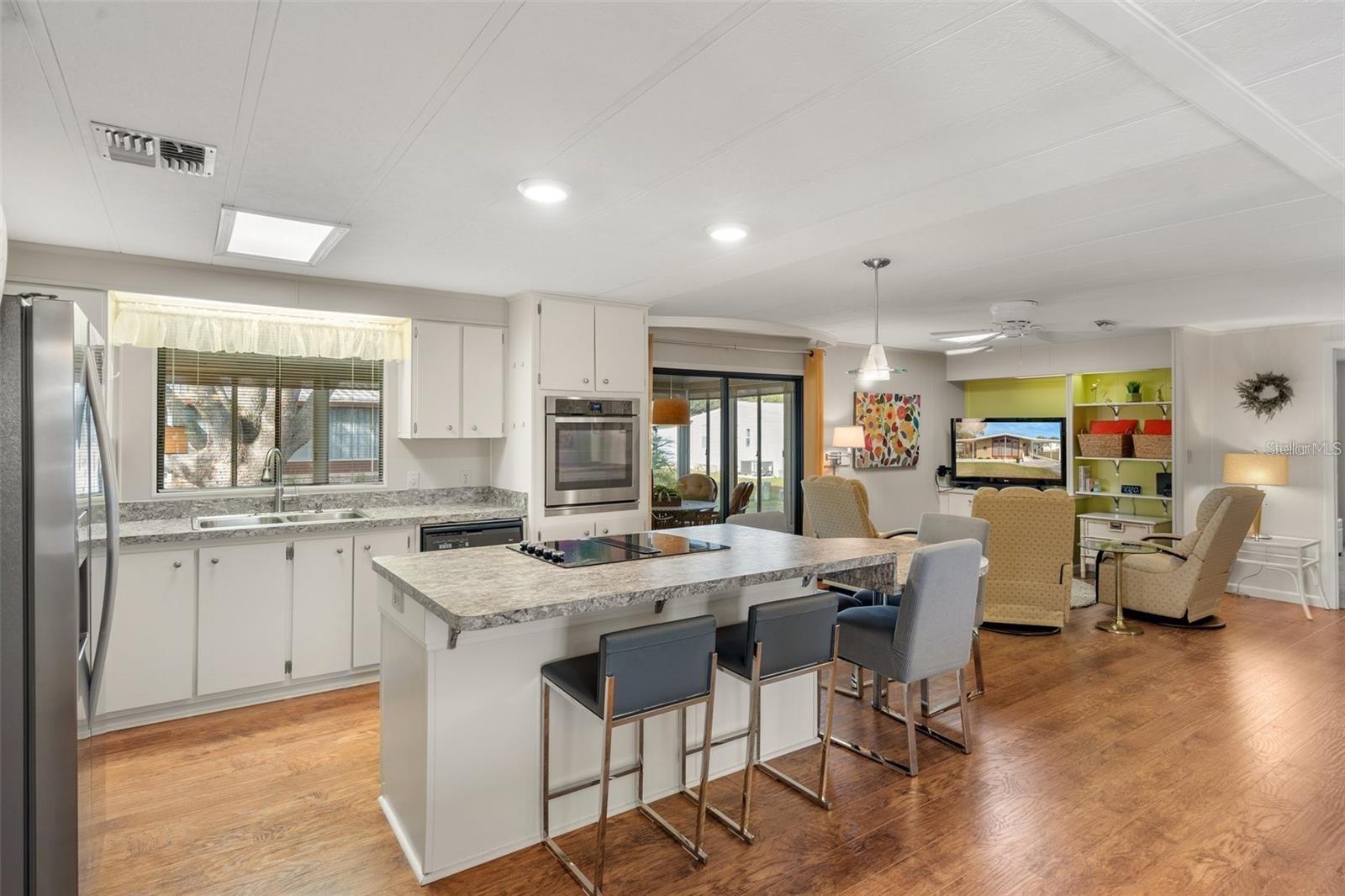 Listing photo id 13 for 14327 Starcross Street