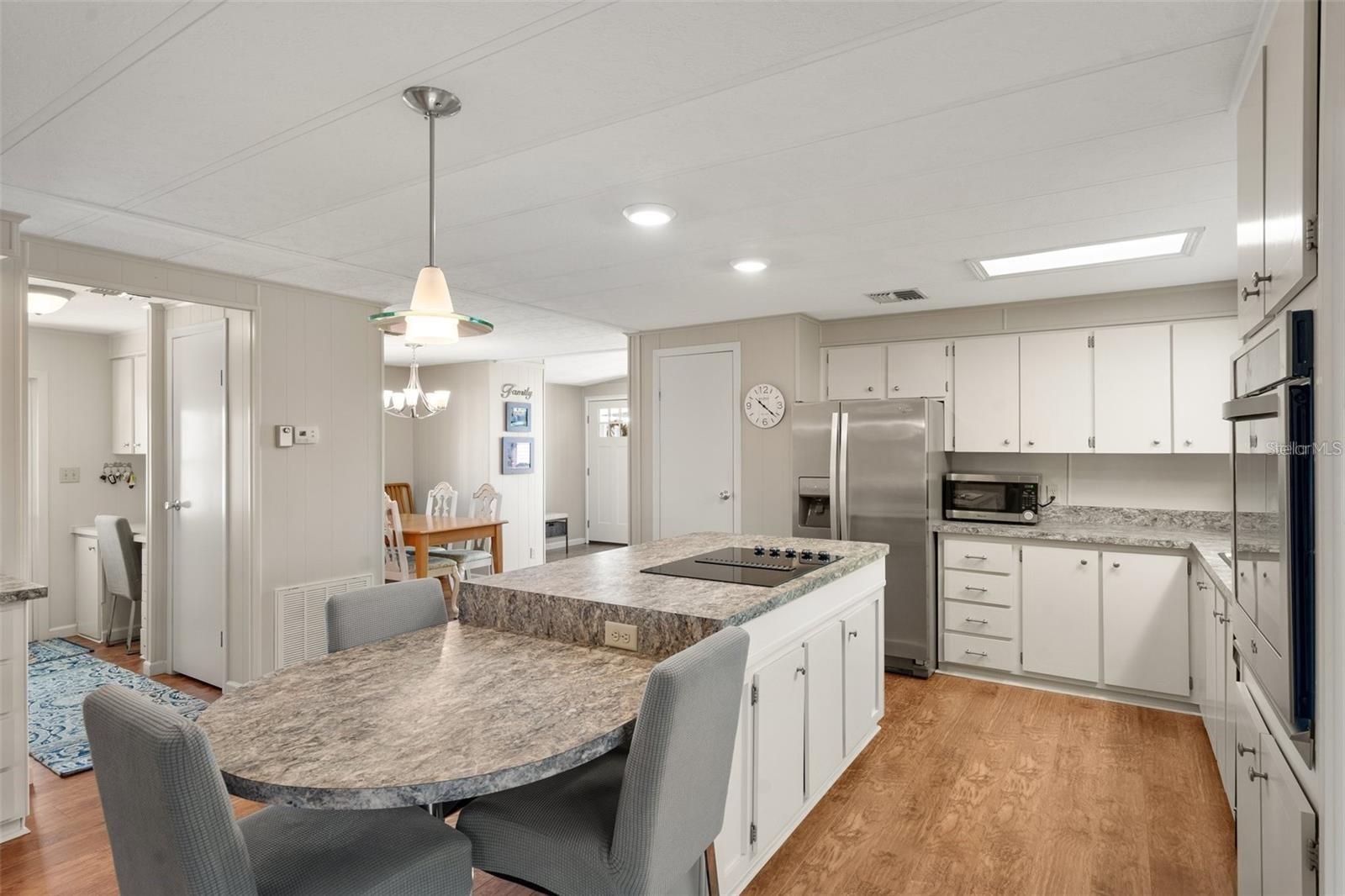 Listing photo id 14 for 14327 Starcross Street