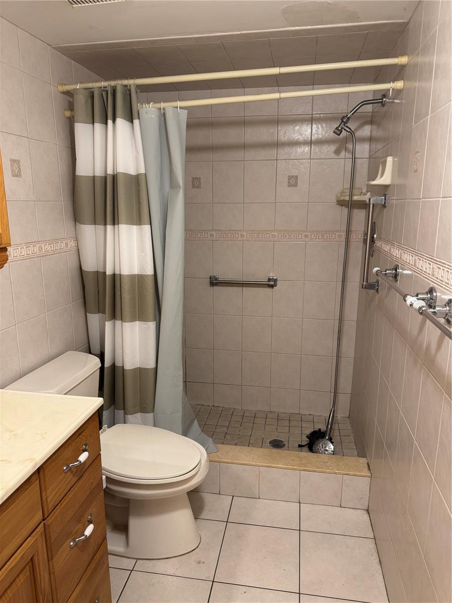 Image 12 of 48 For 4518 Garnet Drive 201
