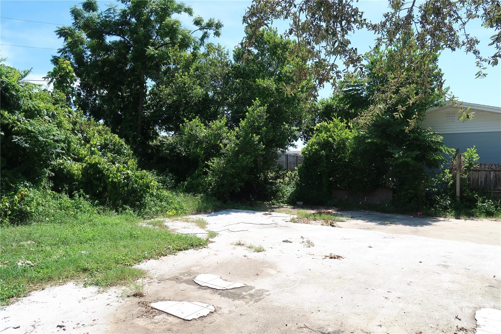 Listing photo id 9 for 4250 Oak Bluff Avenue