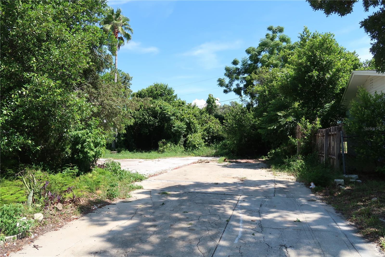Listing photo id 0 for 4250 Oak Bluff Avenue