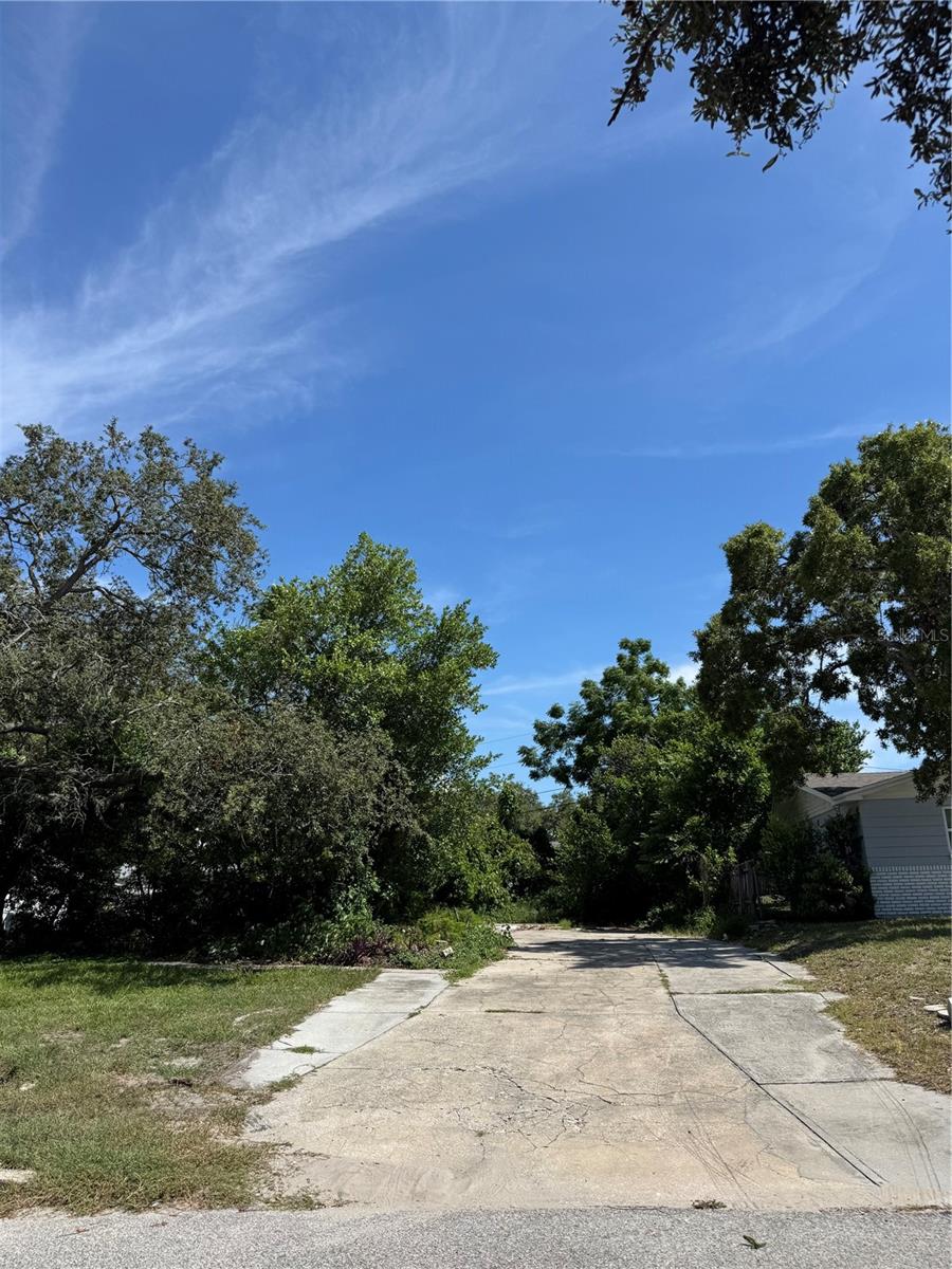 Listing photo id 1 for 4250 Oak Bluff Avenue