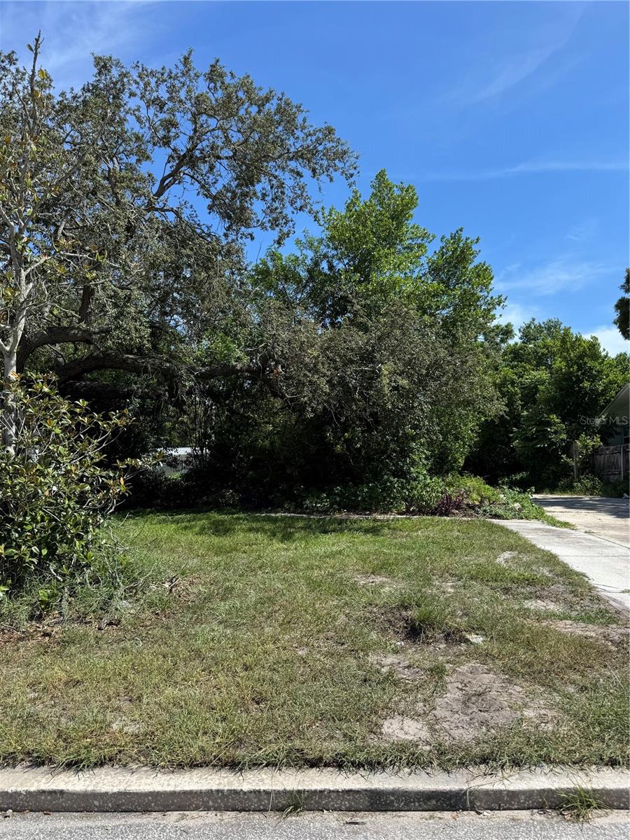 Listing photo id 2 for 4250 Oak Bluff Avenue