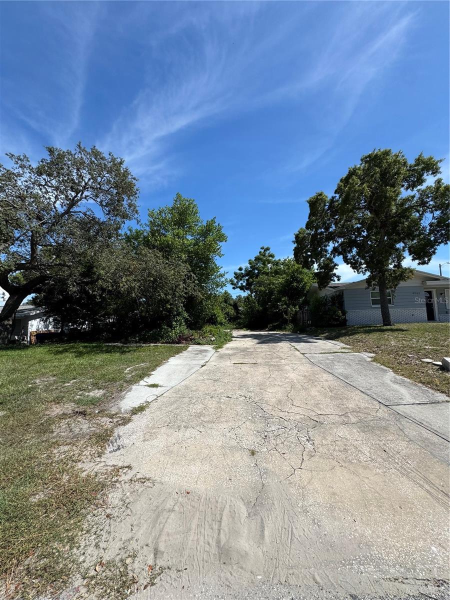 Listing photo id 3 for 4250 Oak Bluff Avenue
