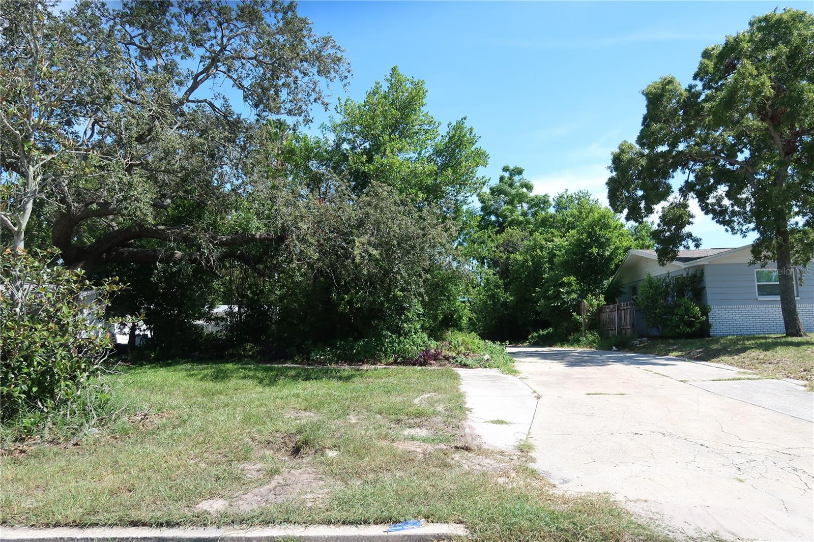 Listing photo id 4 for 4250 Oak Bluff Avenue