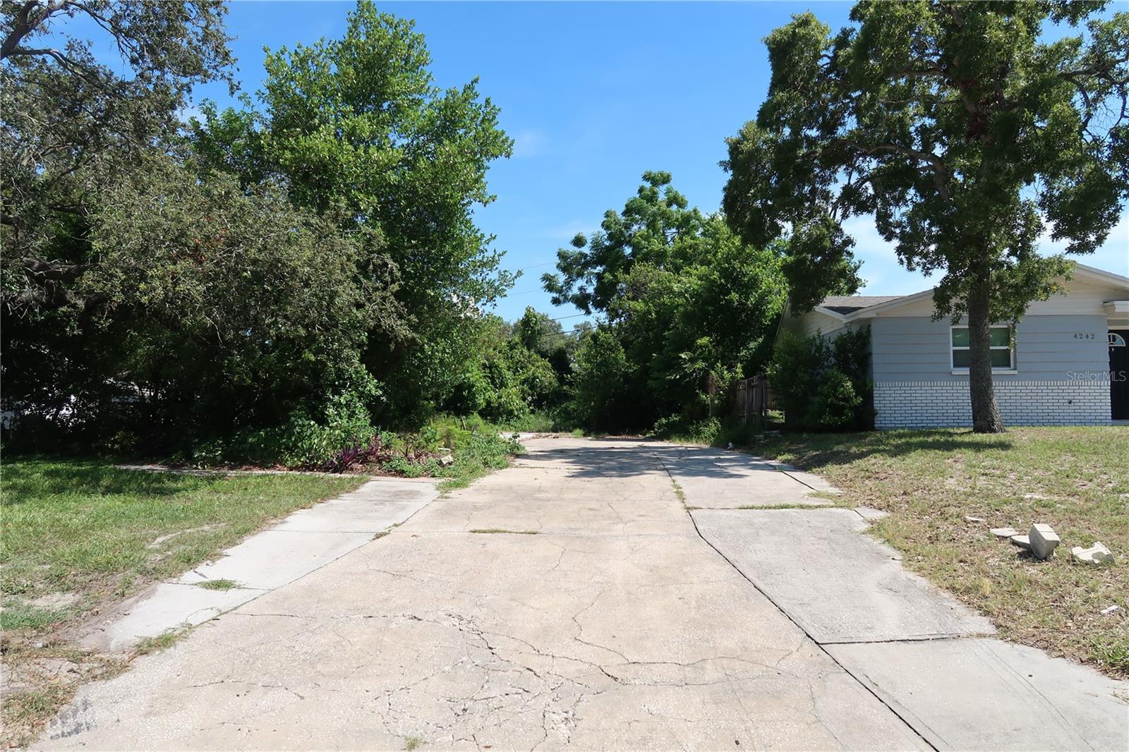 Listing photo id 5 for 4250 Oak Bluff Avenue