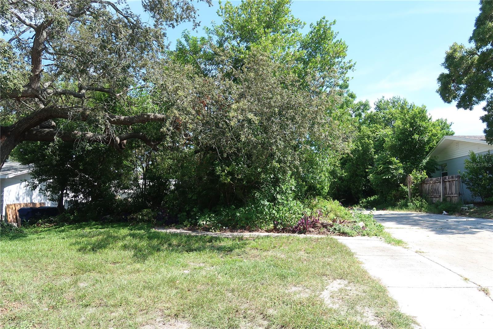 Listing photo id 6 for 4250 Oak Bluff Avenue