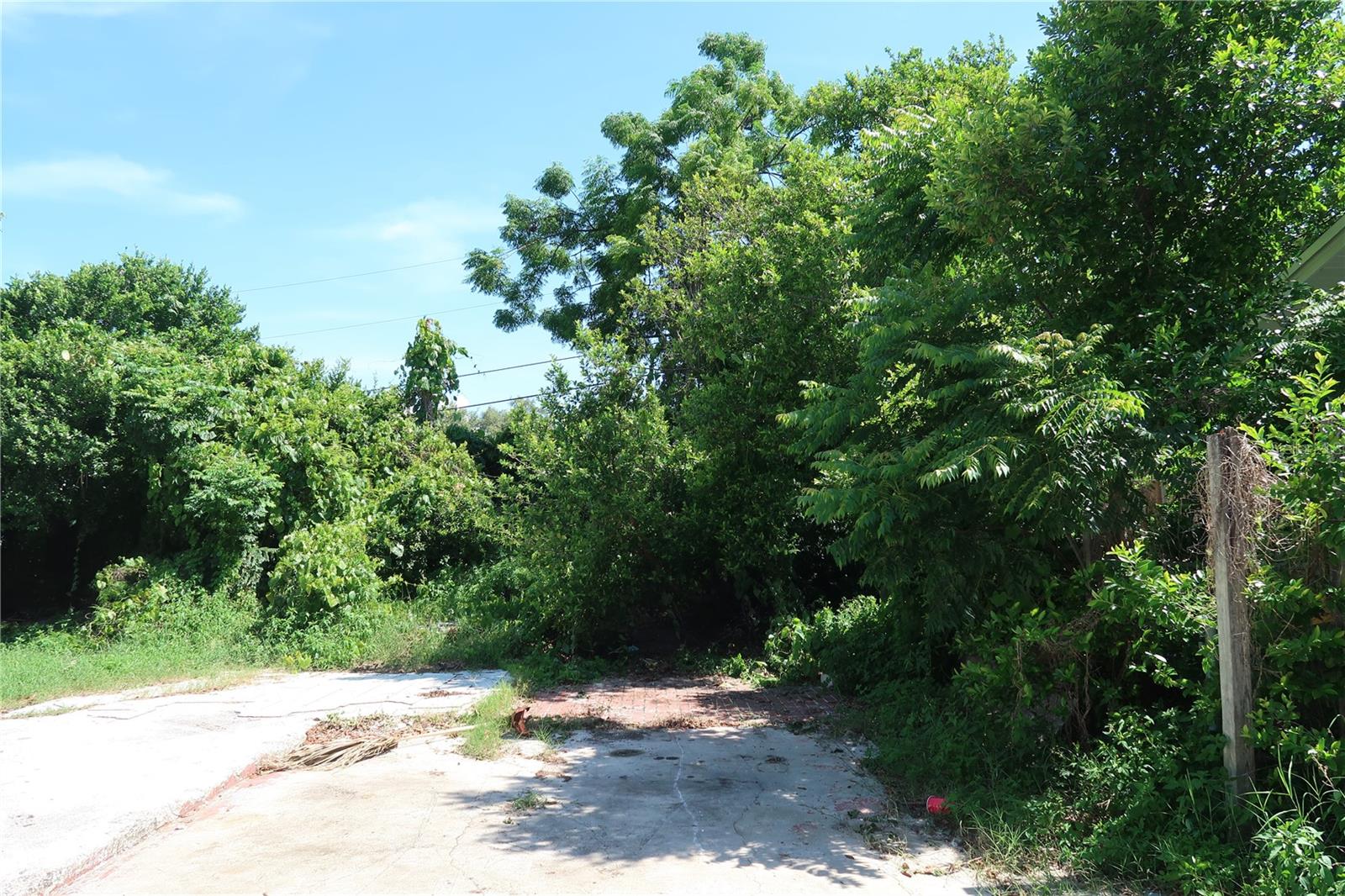 Listing photo id 7 for 4250 Oak Bluff Avenue