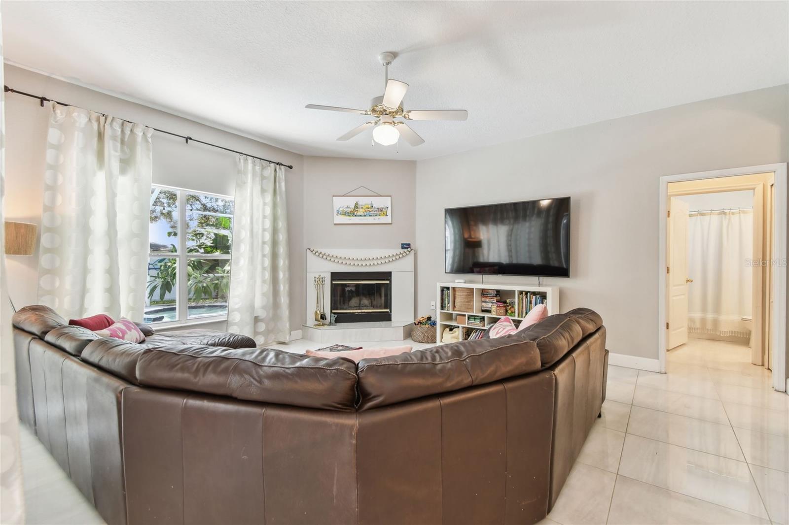 Listing photo id 14 for 1120 Bluffs Circle