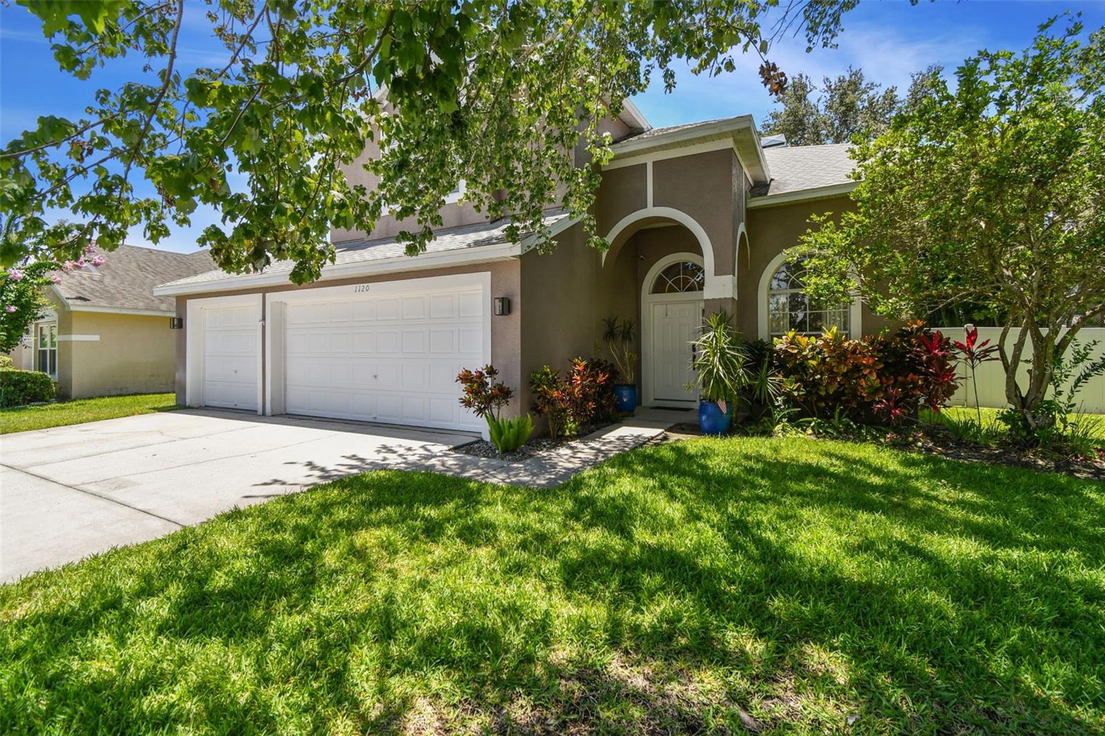 Listing photo id 0 for 1120 Bluffs Circle