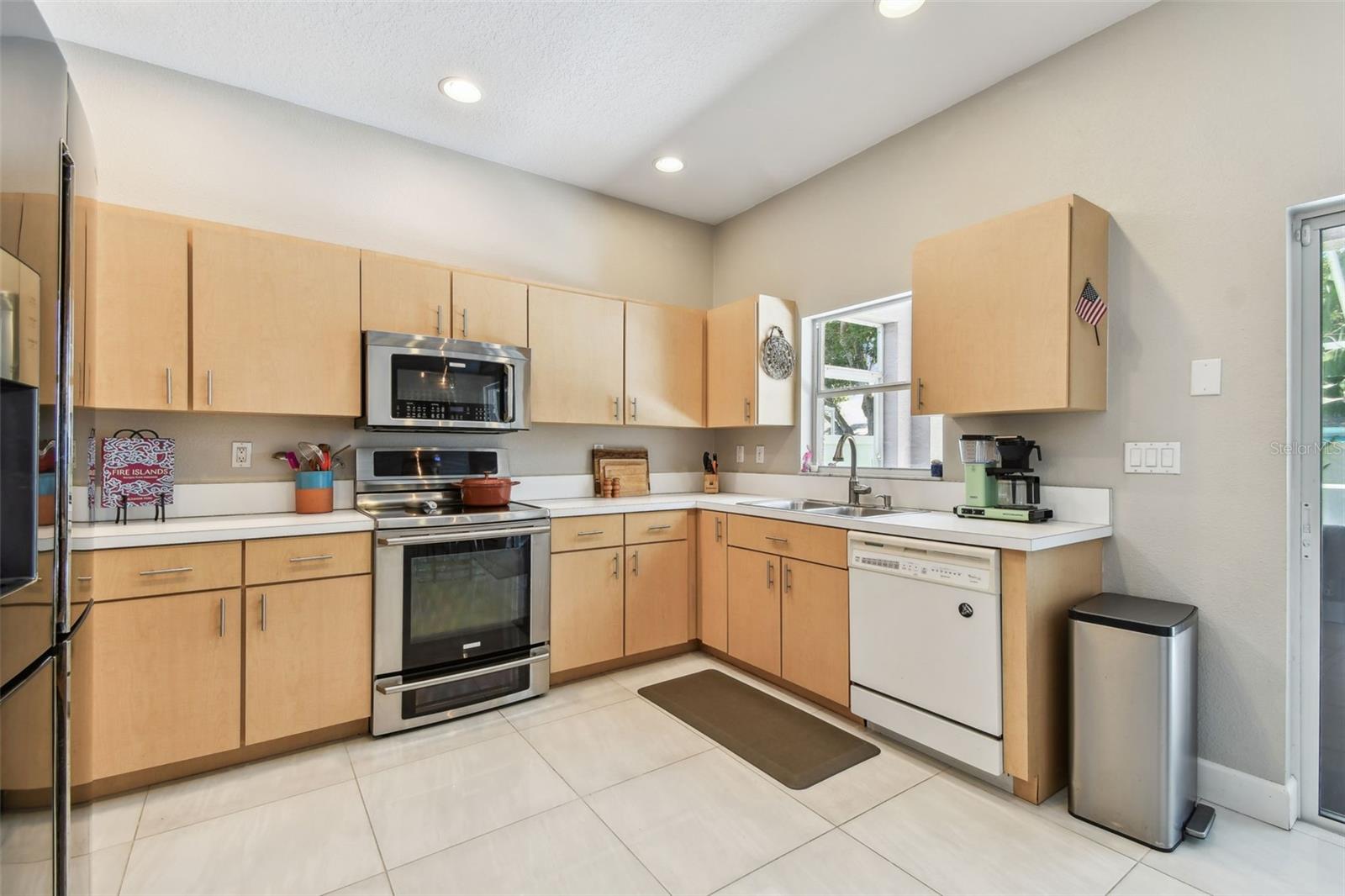 Listing photo id 18 for 1120 Bluffs Circle