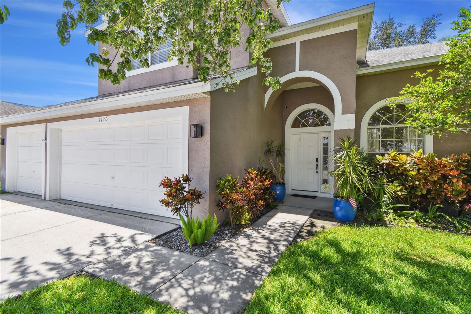 Listing photo id 1 for 1120 Bluffs Circle