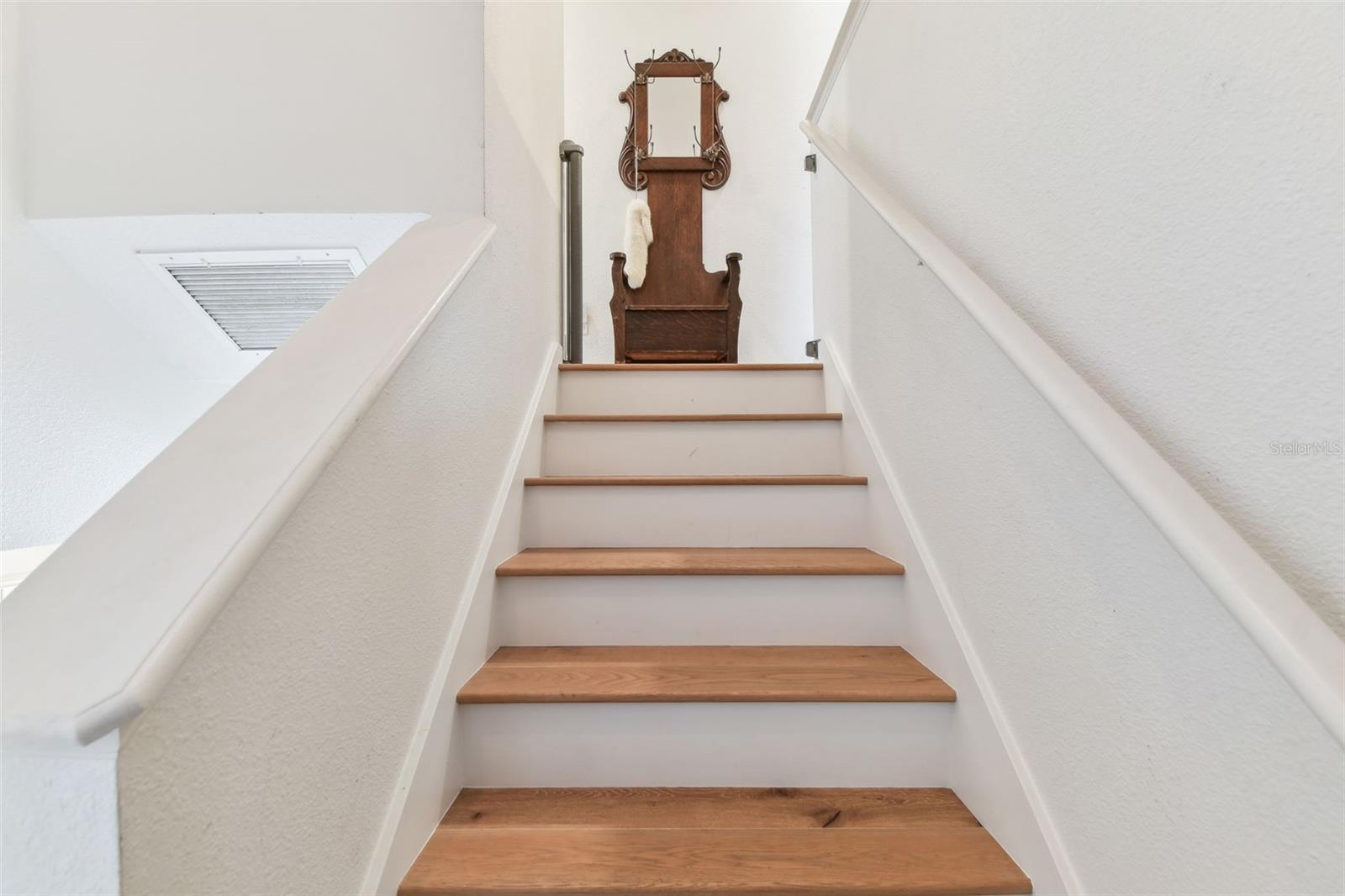 Listing photo id 30 for 1120 Bluffs Circle