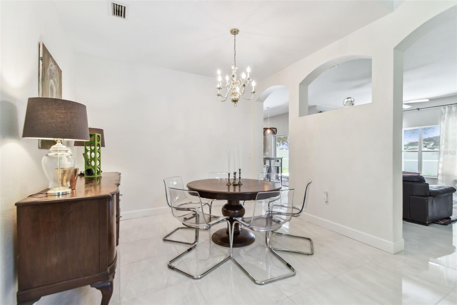 Listing photo id 6 for 1120 Bluffs Circle