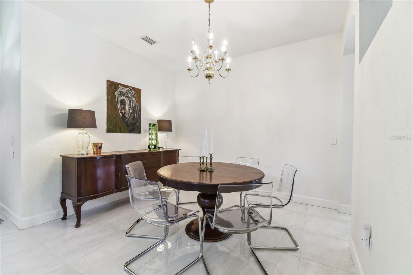 Listing photo id 7 for 1120 Bluffs Circle
