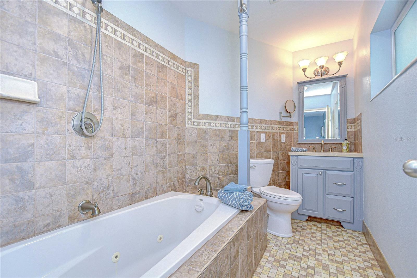 Listing photo id 11 for 5523 Carlton Road