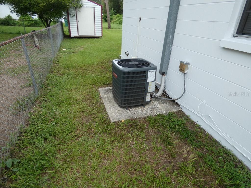Listing photo id 10 for 4753 6th Street