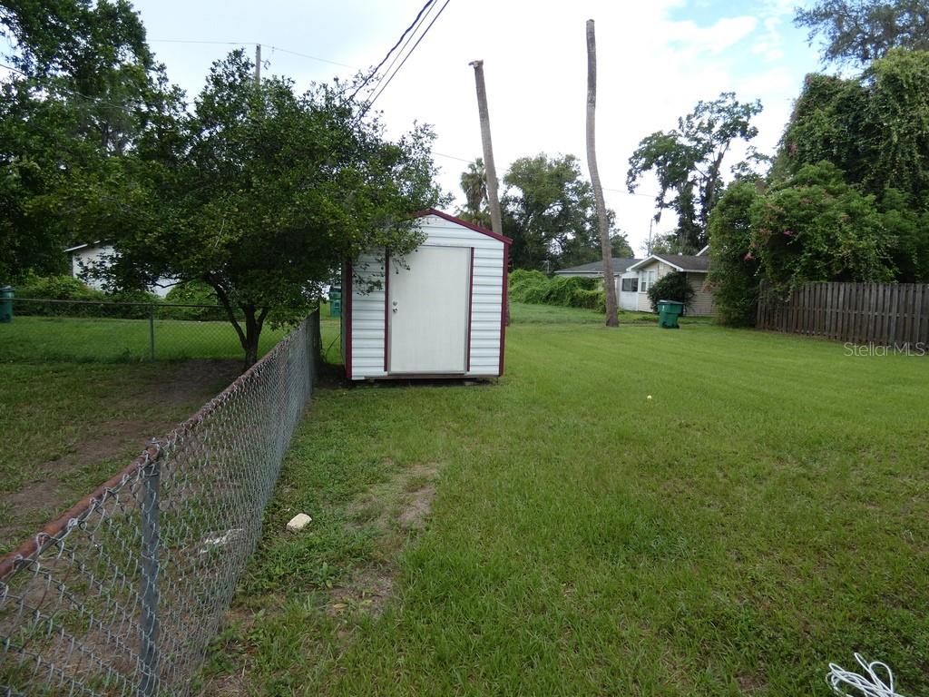 Listing photo id 11 for 4753 6th Street
