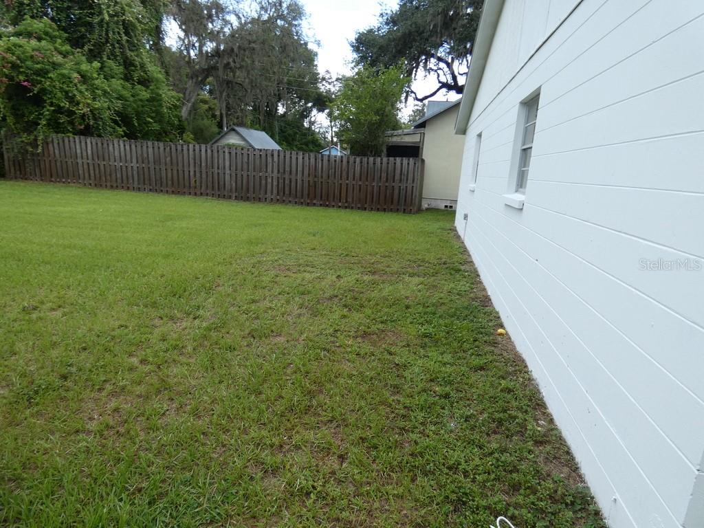 Listing photo id 13 for 4753 6th Street
