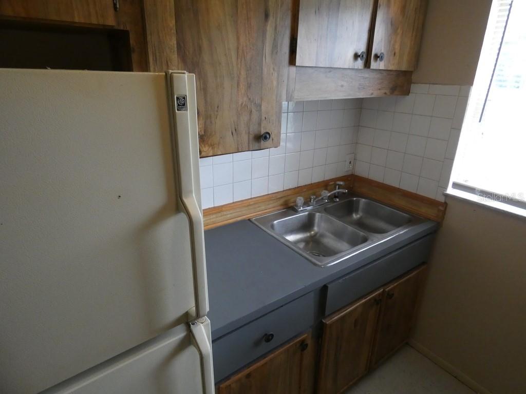 Listing photo id 5 for 4753 6th Street