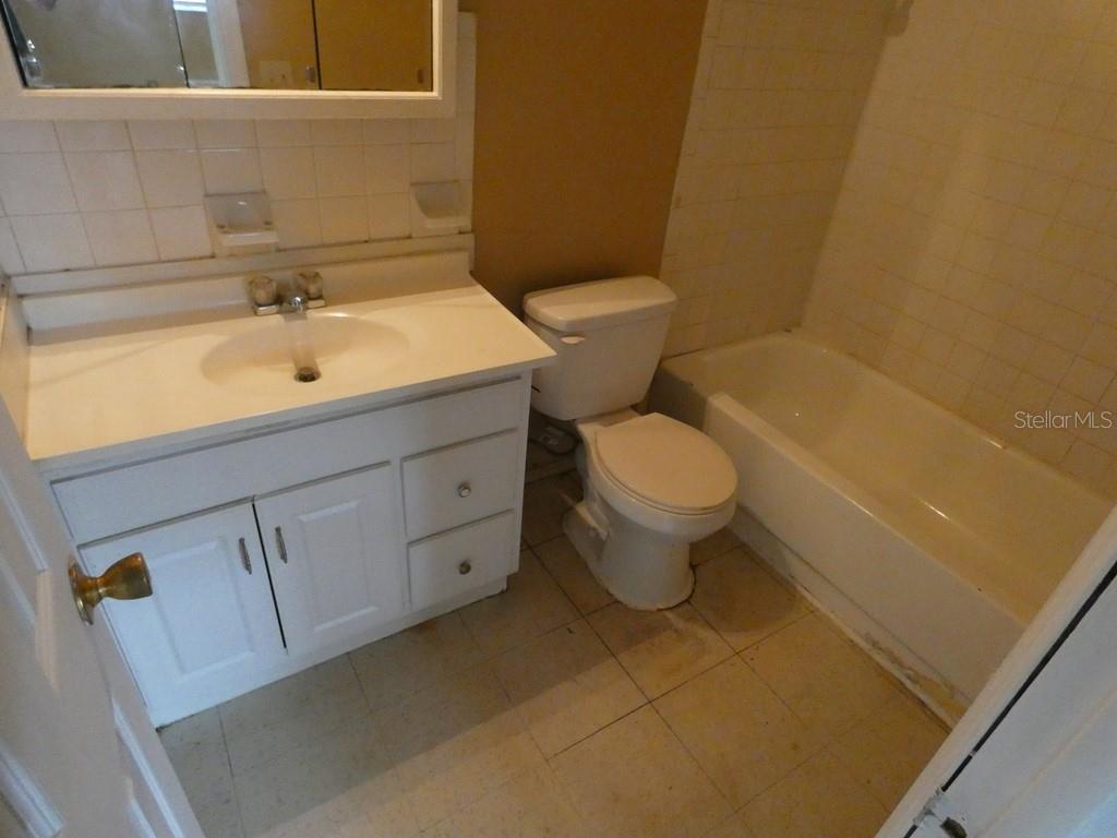 Listing photo id 6 for 4753 6th Street