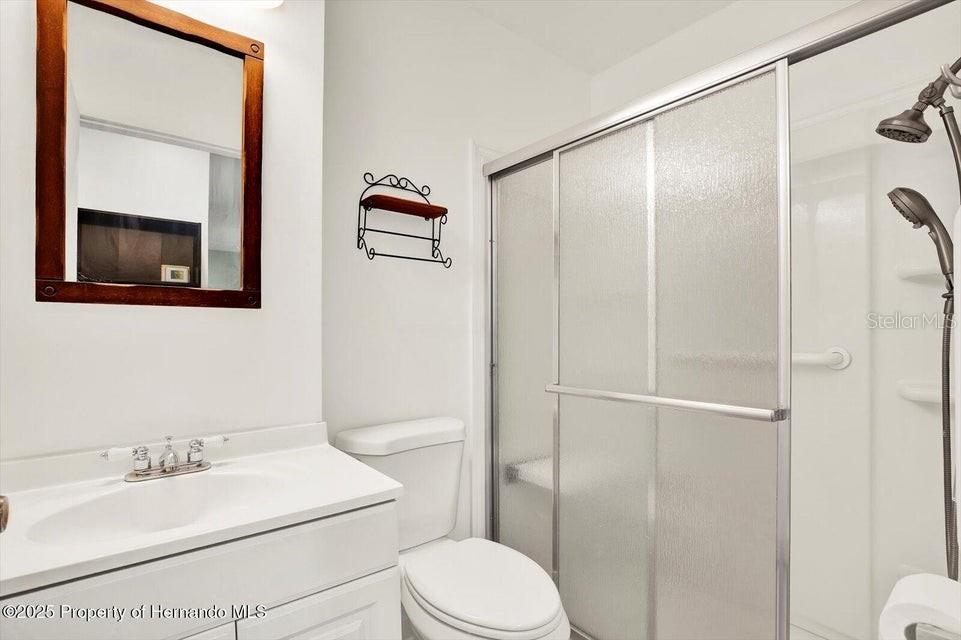Listing photo id 14 for 1054 Embassy Avenue