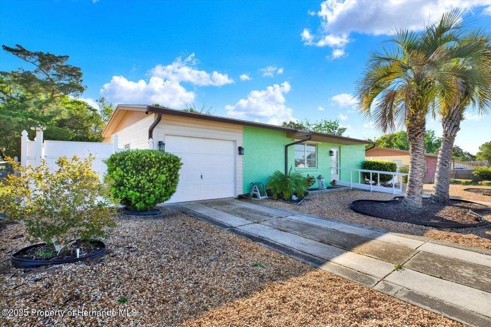 Listing photo id 0 for 1054 Embassy Avenue