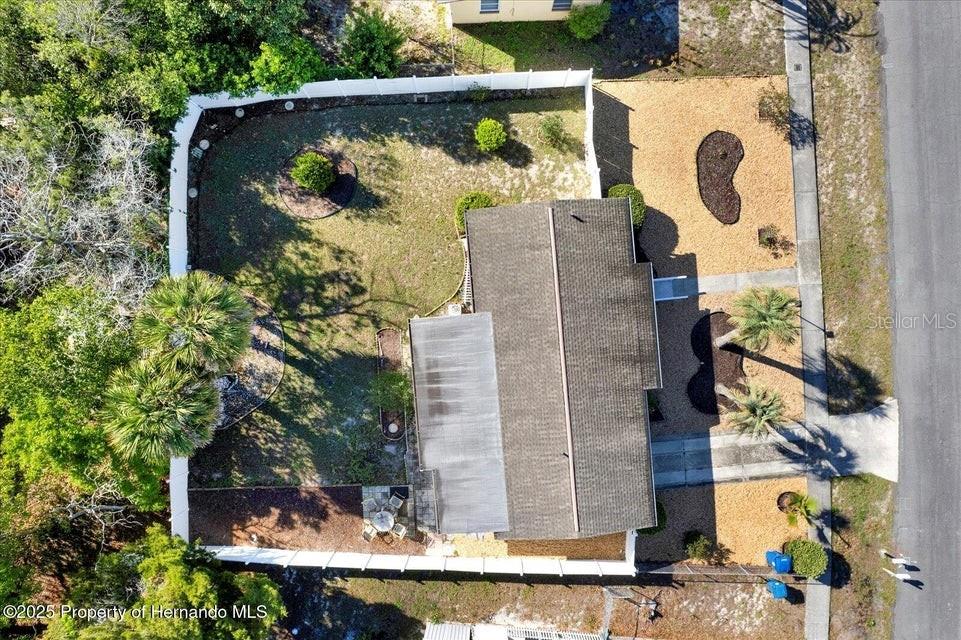 Listing photo id 18 for 1054 Embassy Avenue