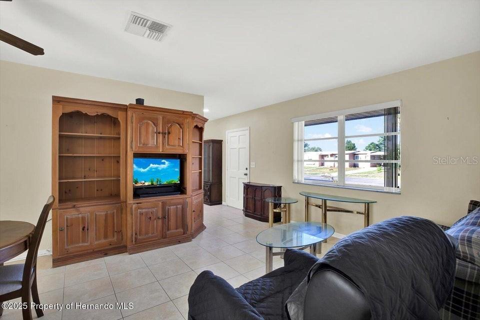 Listing photo id 6 for 1054 Embassy Avenue