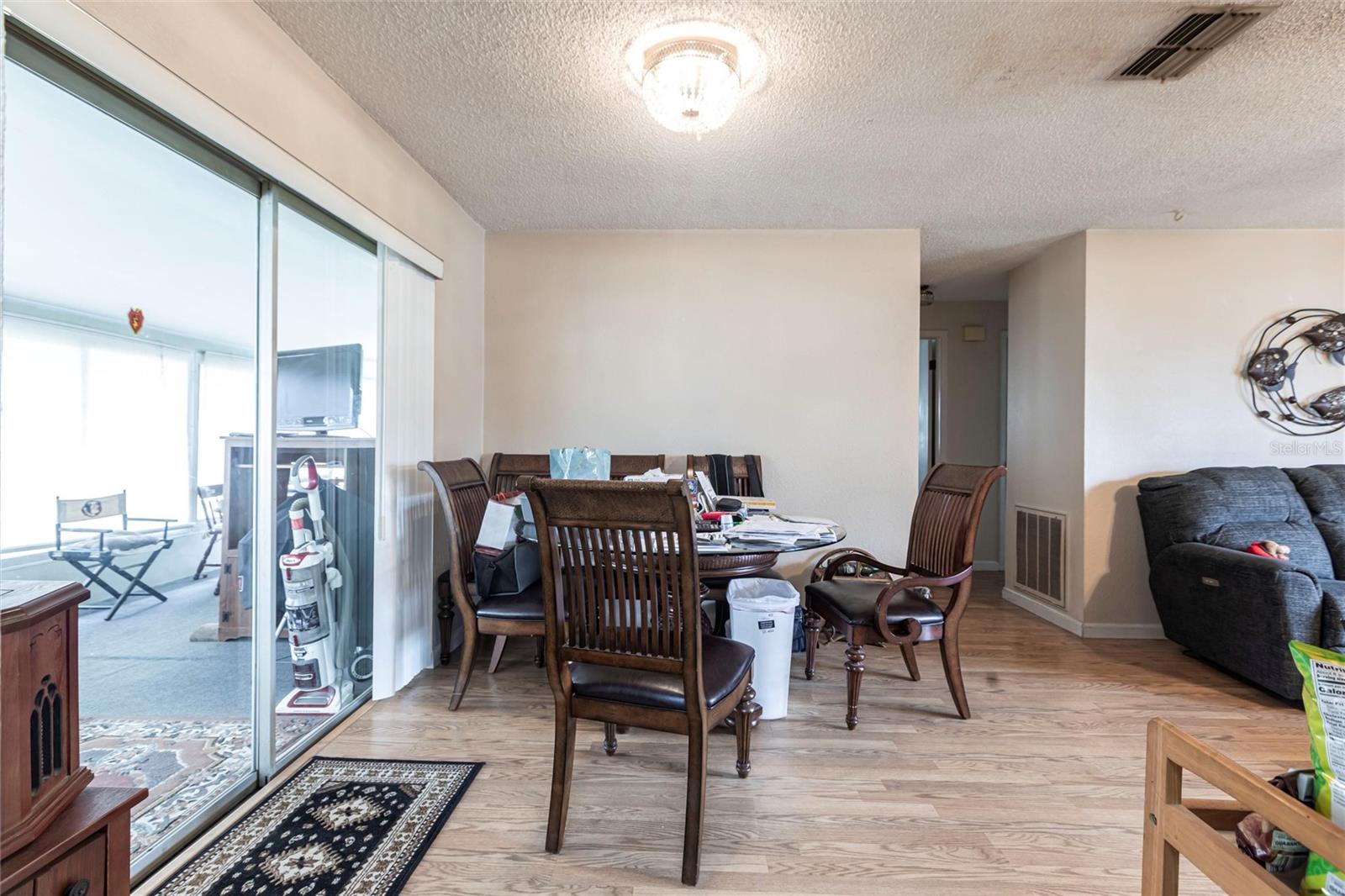 Listing photo id 6 for 10031 Hayward Road